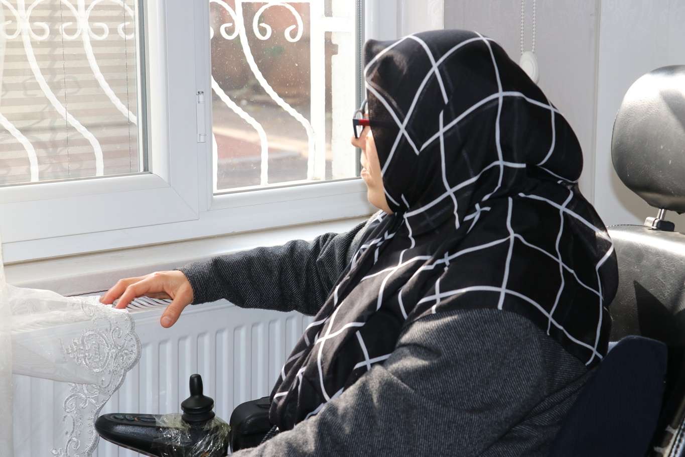 Engeline rağmen hayata tutunan kadının ibadet aşkı imrendiriyor